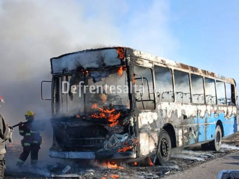 El colectivo incendiado.