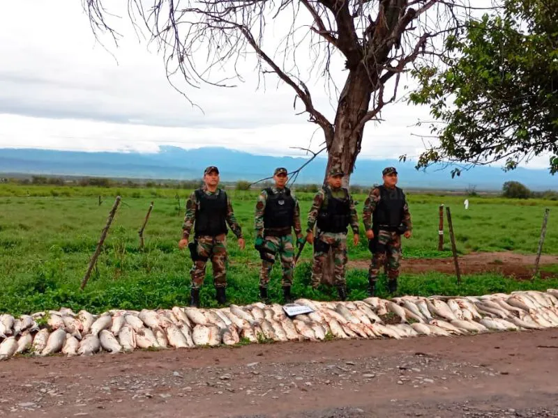La Policía con la mercadería secuestrada.- 