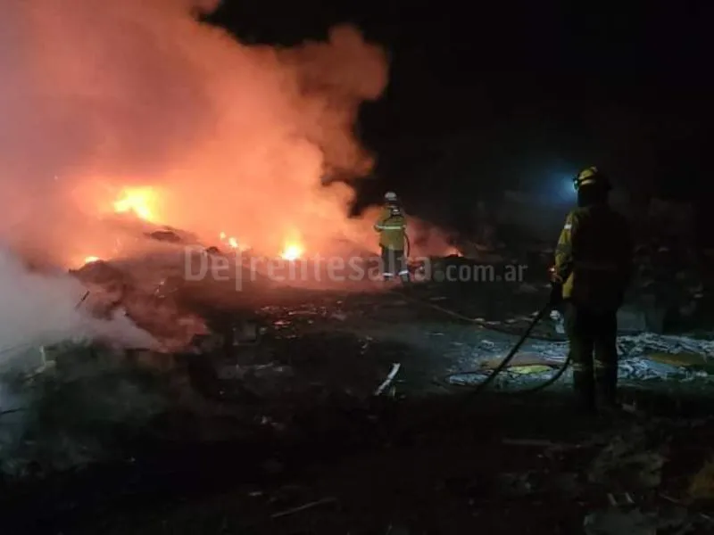 Bomberos trabajan en el incendio