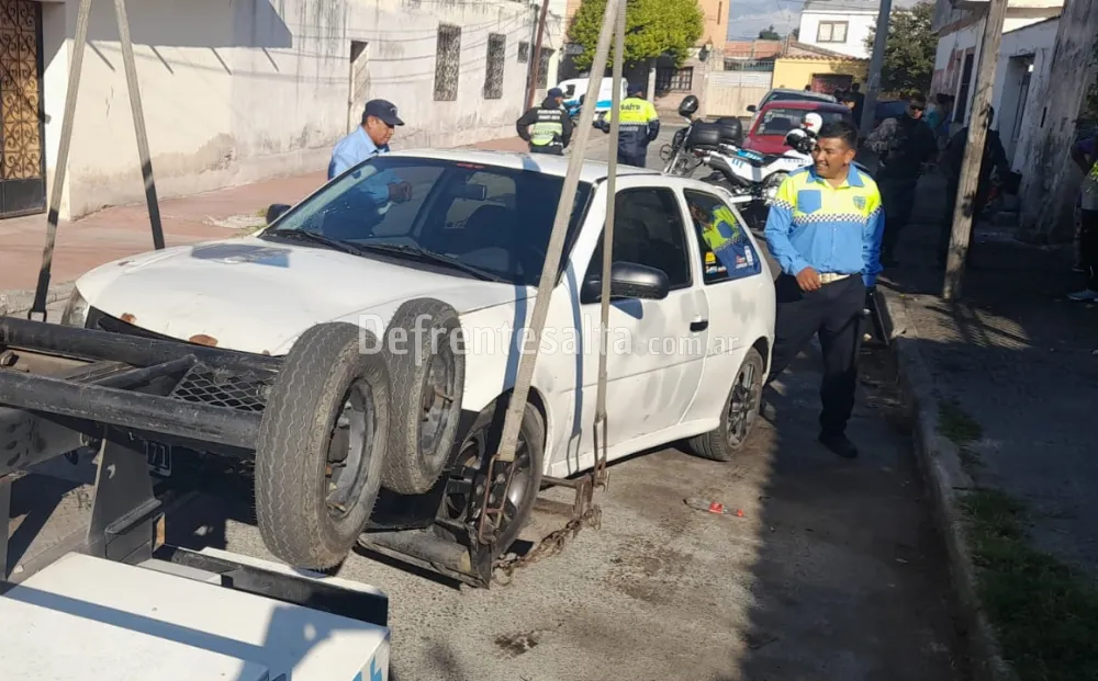 Con una grua remolcan el vehículo