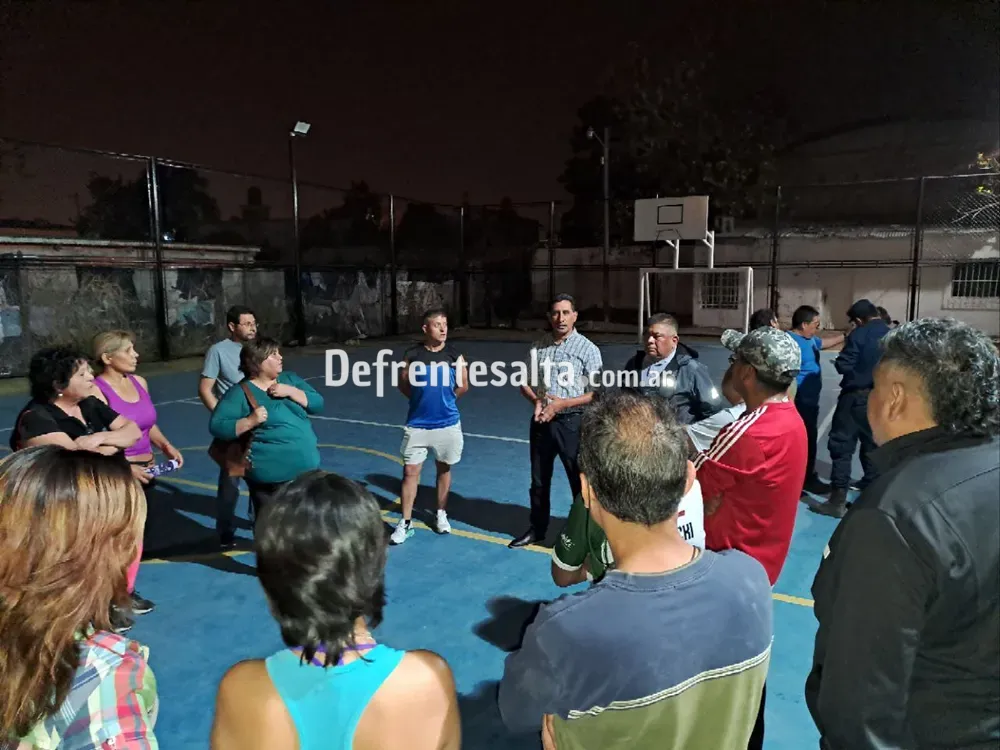 Vecinos de barrio El Pilar con la Policía