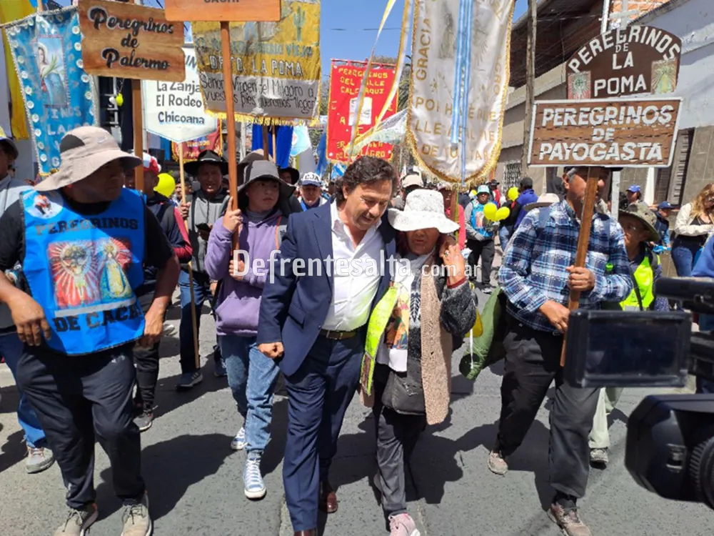 Sáenz junto a peregrinos