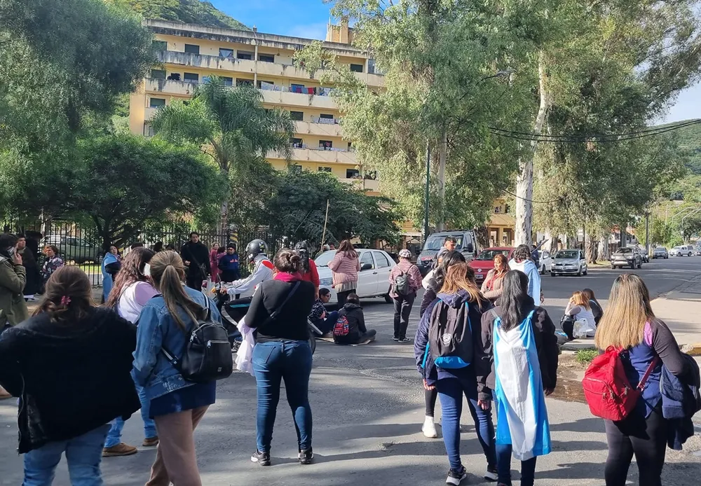 Docentes en la zona de la terminal