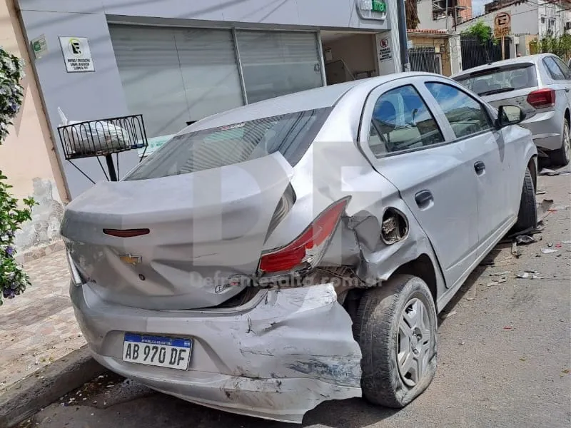 El auto destrozado en la parte trasera. 