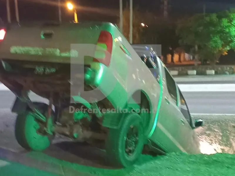 Camioneta casi incrustada en el canal