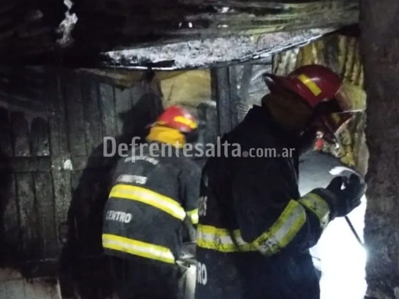 Bomberos en la carpintería.