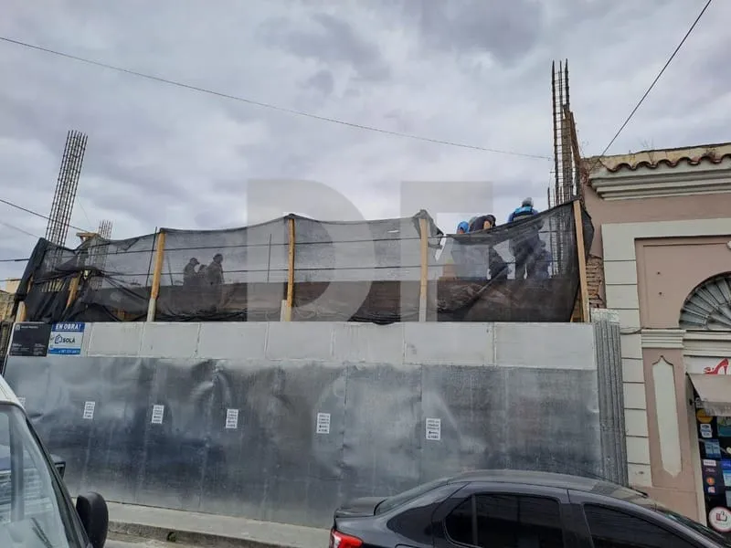 Operarios del CIF en el edificio donde murió el obrero.