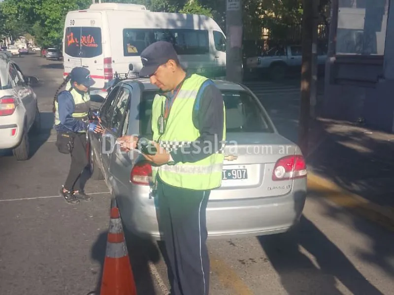 Los inspectores con el conductor evadido.
