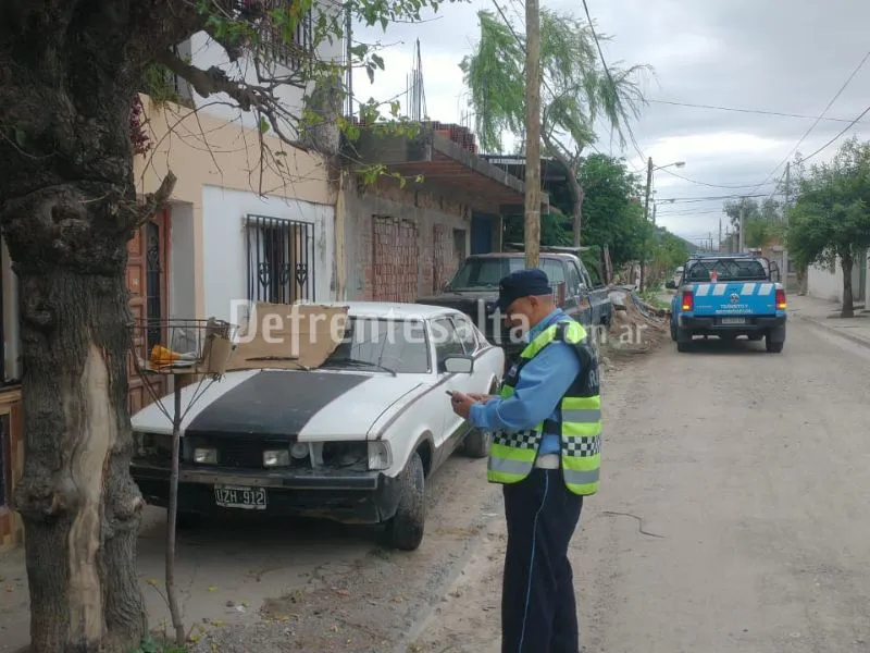 Inspectores multan al dueño de los autos.