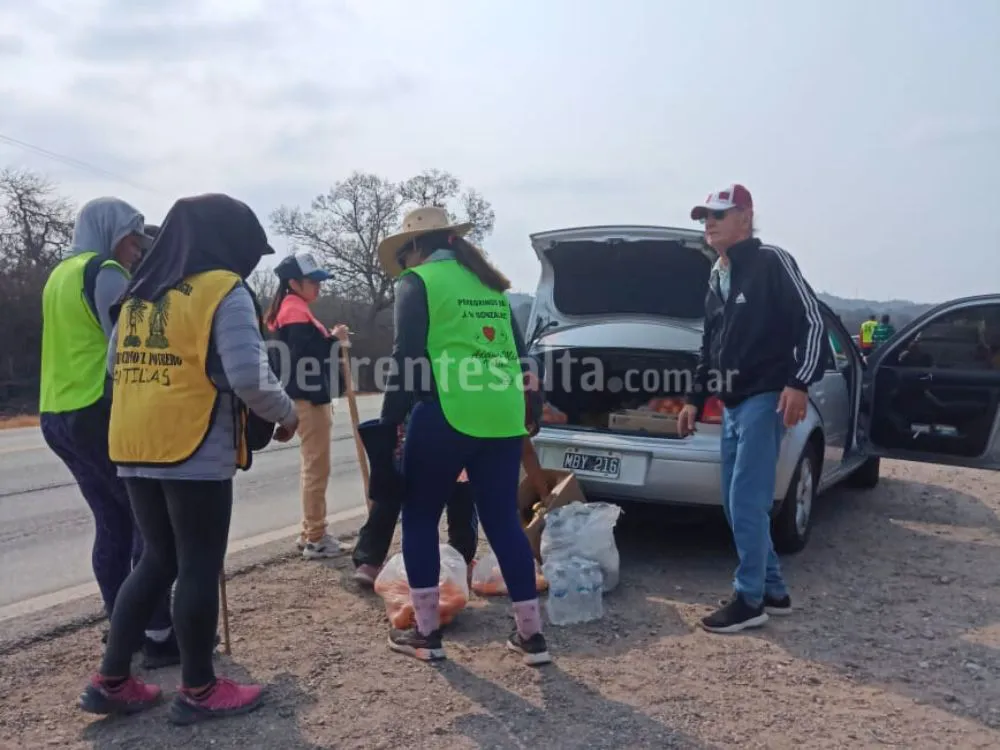 Don David con peregrinos de Metán.