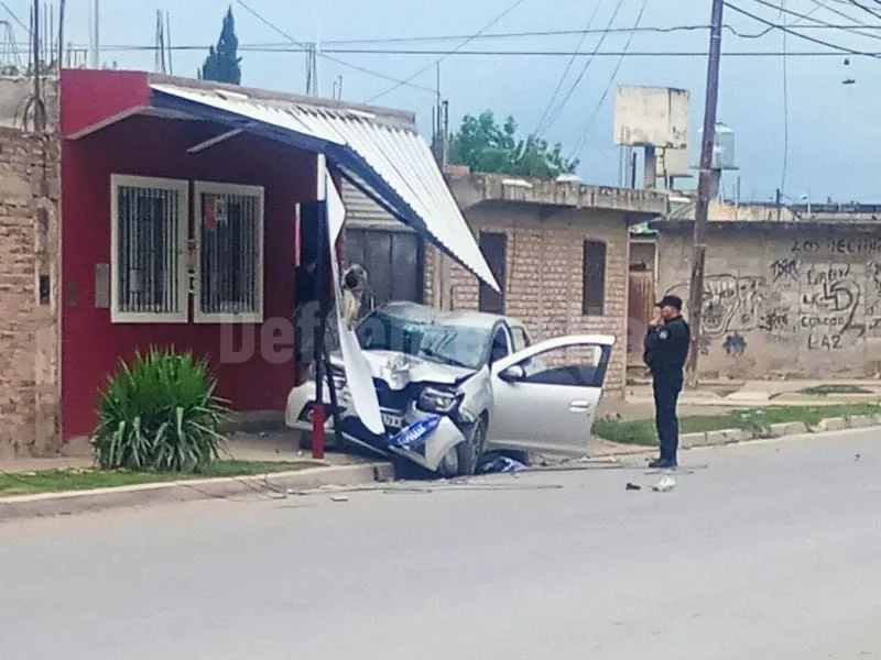 Un auto terminó de la peor manera en barrio Solidaridad. 