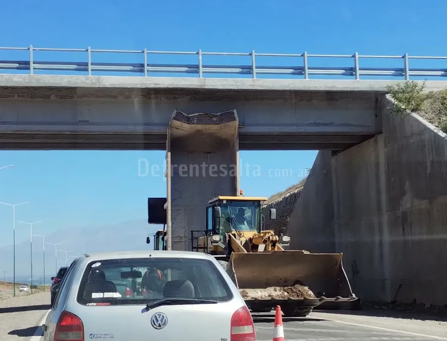Camión chocado en Cir. Oeste