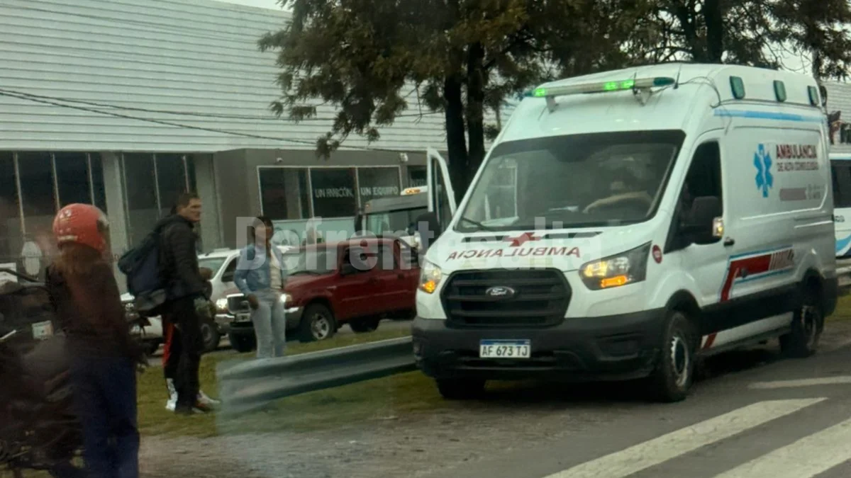 El SAMEC asiste a un motociclista que fue impactado por una camioneta en avenida Tavella.