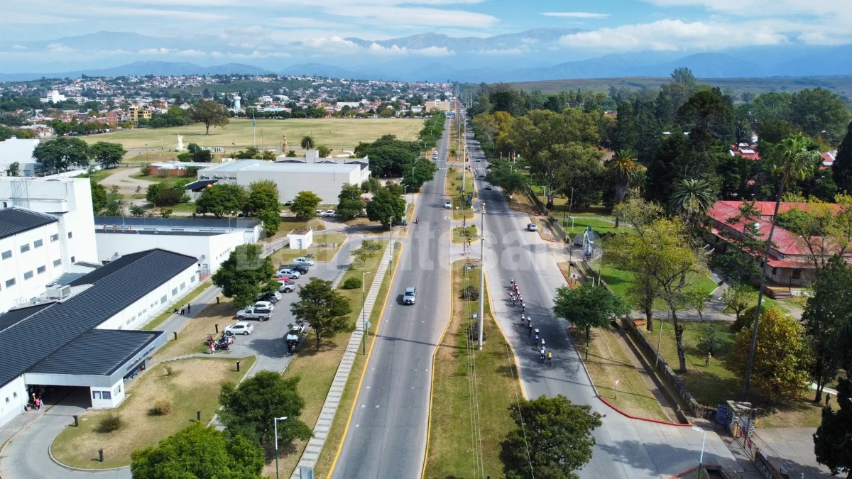 Clima en Salta: sábado 11 de abril nublado y domingo con ascenso de la temperatura. Vista de Drone de avenida Arenales.
