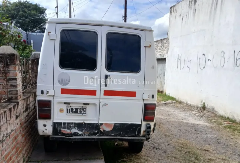 Vehiculo mal estacionado.