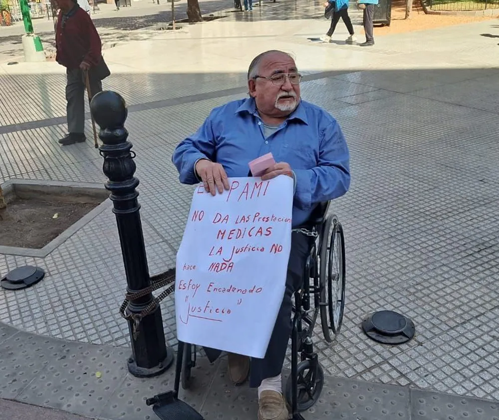 Abuelo encadenado en el PAMI
