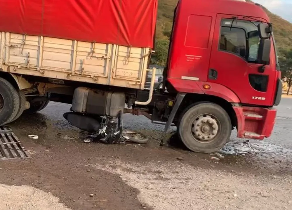 La motocicleta terminó debajo del camión