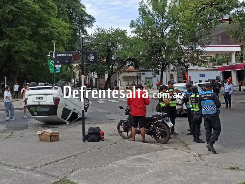 Choque y vuelco en el parque San Martín.