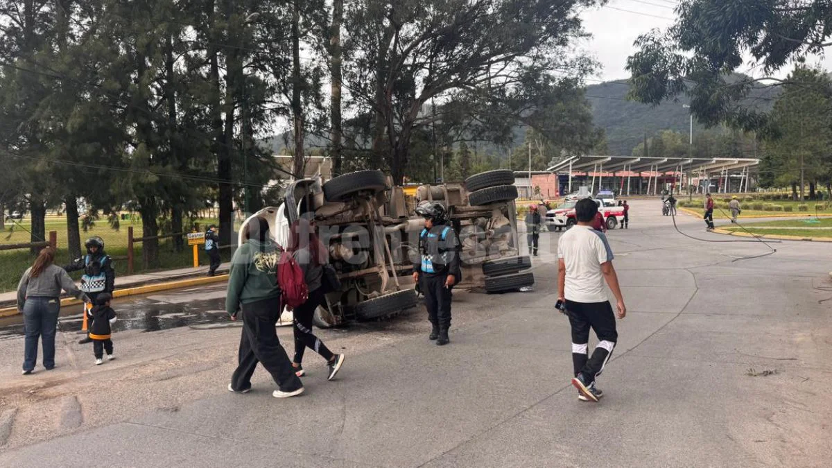 Bomberos y policías, trabajan en la rotonda de acceso a la UCASAL por el vuelco de un camión. 