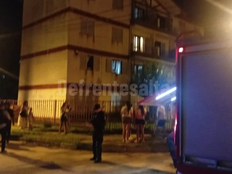 Boomberos y Policía en el incendio de Parque Belgrano. 