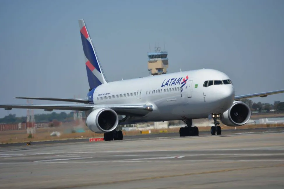 46463-un-vuelo-de-latam-no-pudo-aterrizar-por-el-viento-zonda