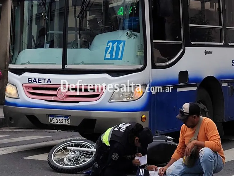 Siniestro entre un colectivo y moto.
