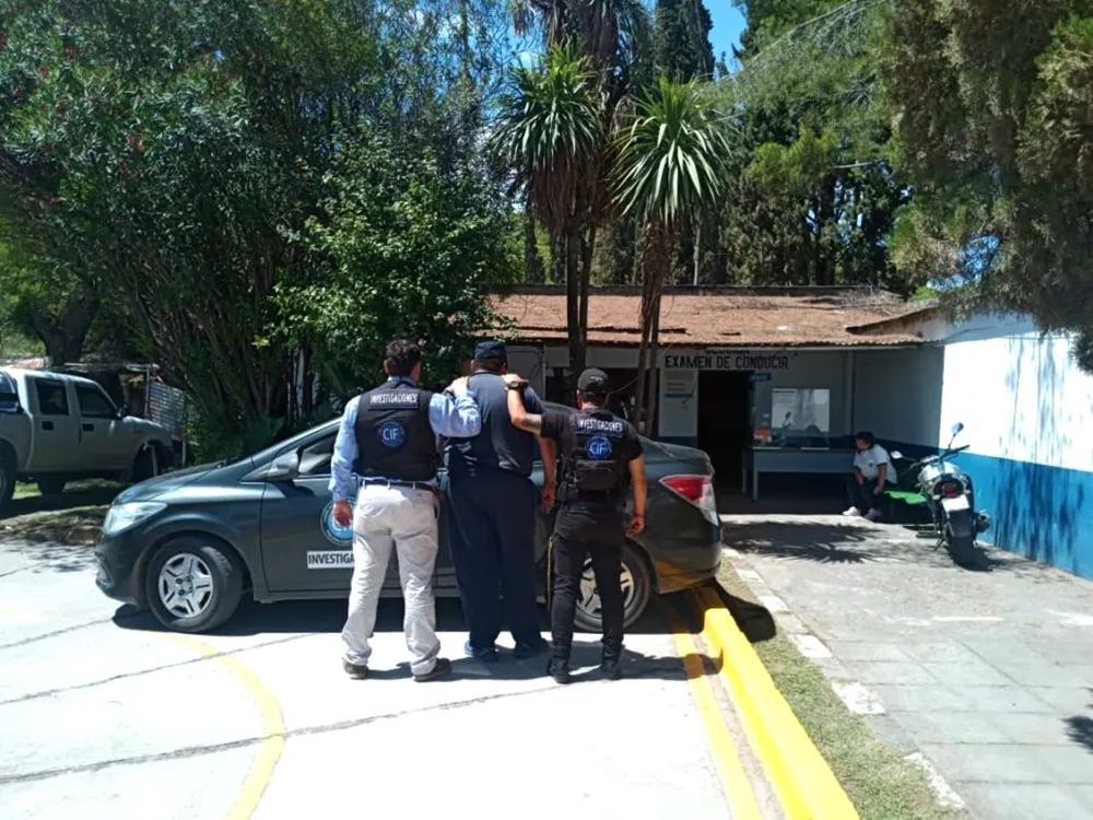 Inspectores detenidos por la Policía