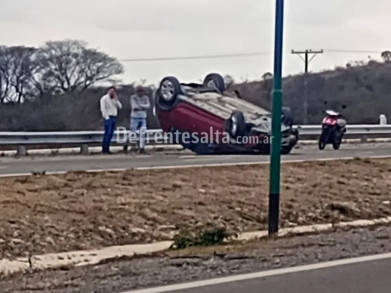 Auto bolco en la autopista de Circunvalación Noroeste