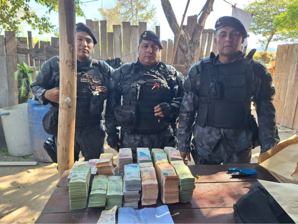 Policías con el dinero recuperado