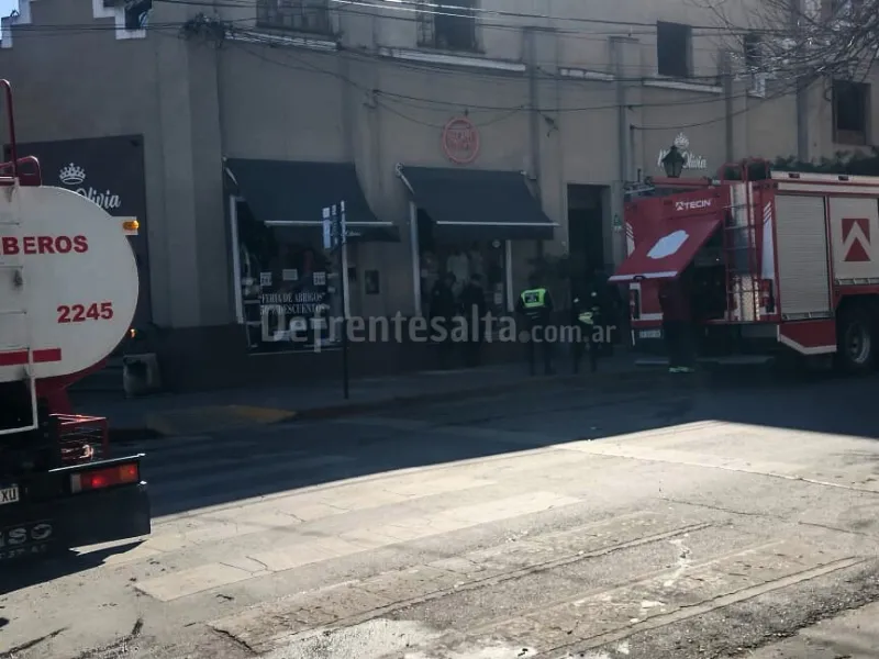 Bomberos en Deán Funes y Leguizamón.