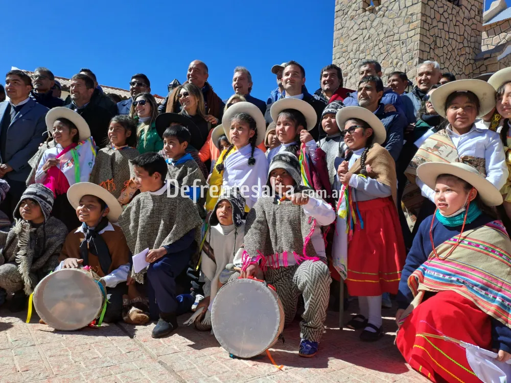 Autoridades junto a estudiantes en la Puna