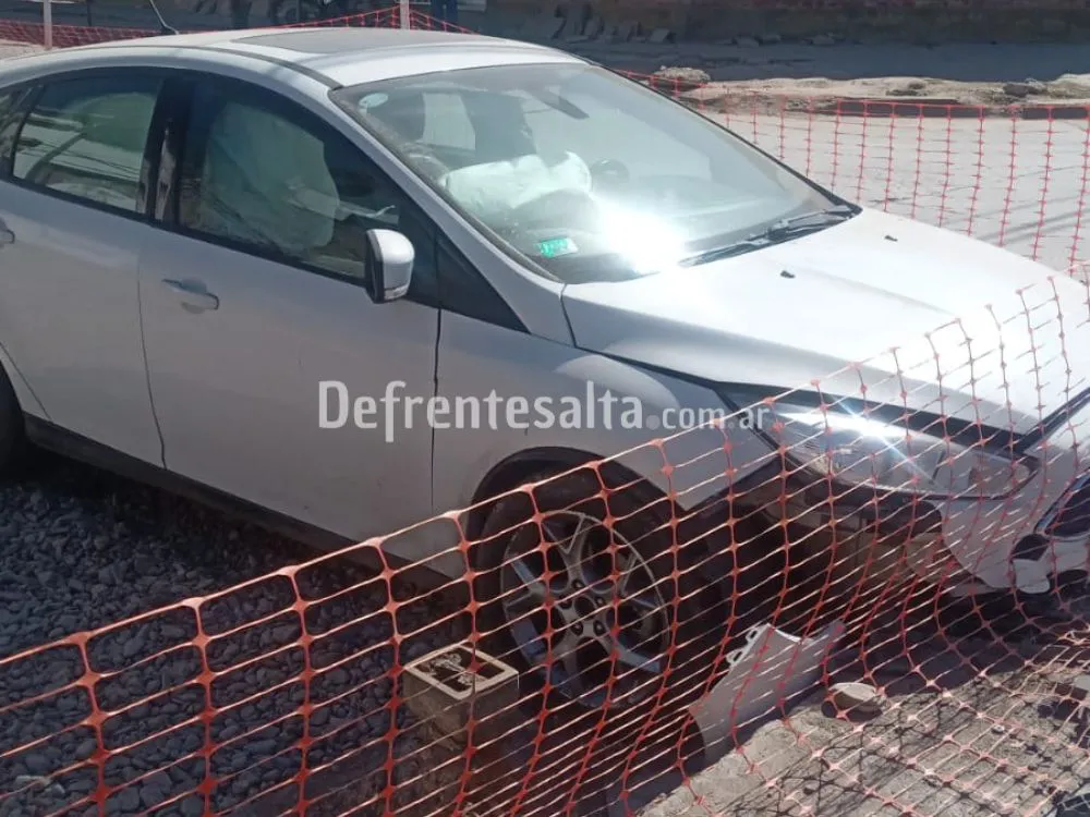 El auto que se estampó en un bache.