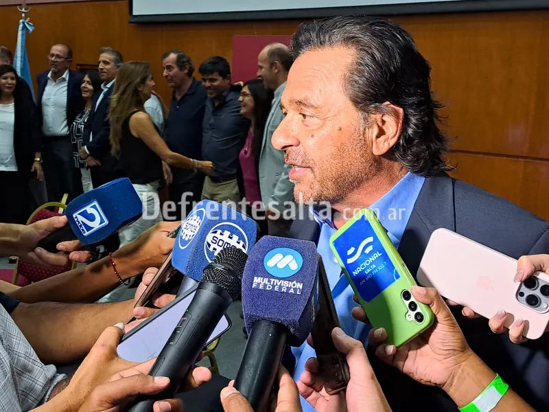 Gustavo Sáenz con periodistas en Grand Bourg.