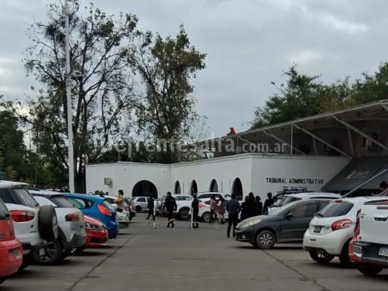 Hombre en el techo de Tribunal de Faltas. 