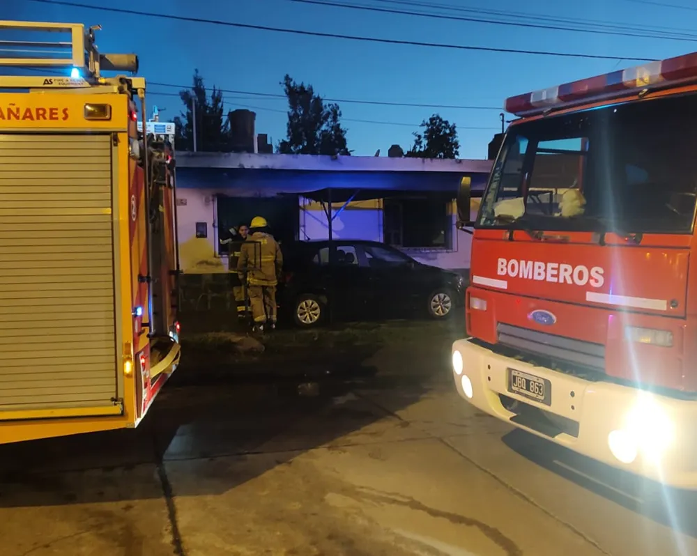 Bomberos en una vivienda