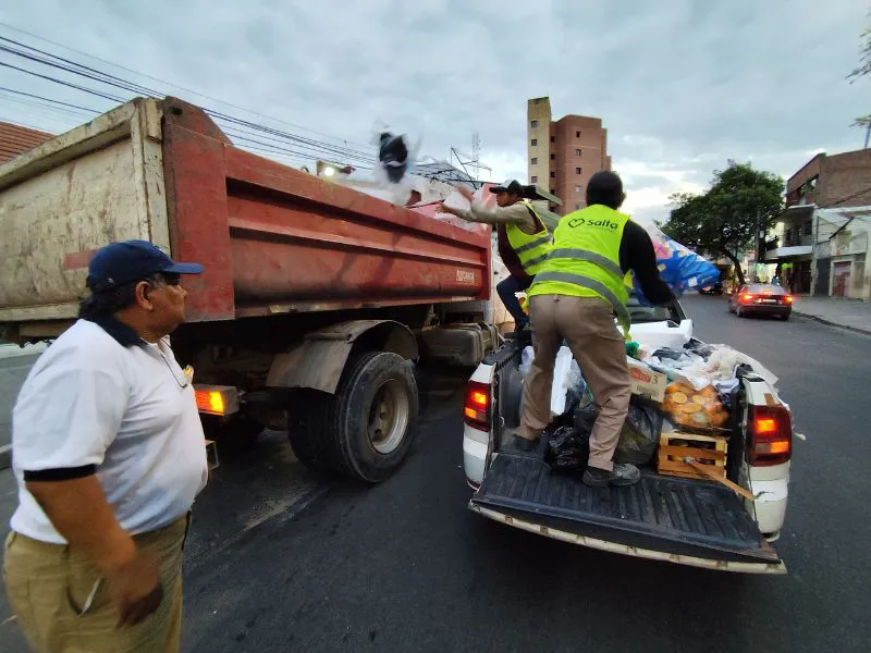 La Municipalidad limpia en casco céntrico.