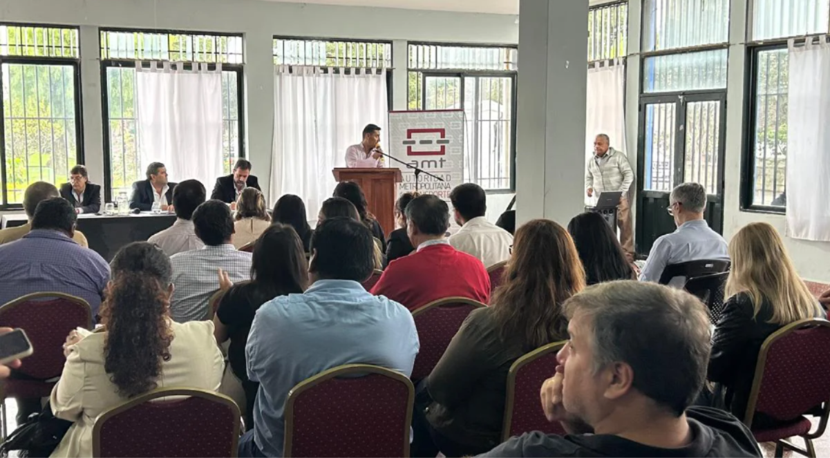 El presidente de AMT, Marcelo Ferraris preside la audiencia pública por el aumento de Saeta en La Merced. 