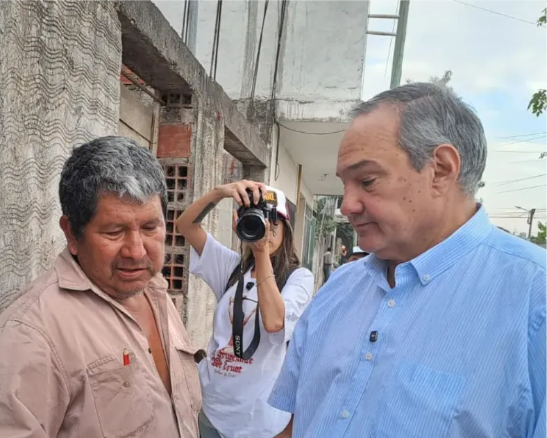 Leavy junto a vecinos.