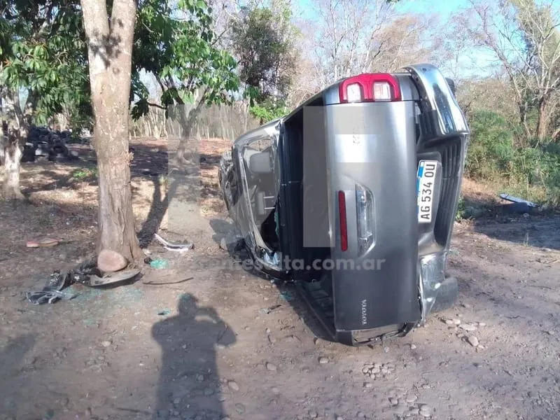La camioneta volcada en la RN50 - Aguas Blancas.