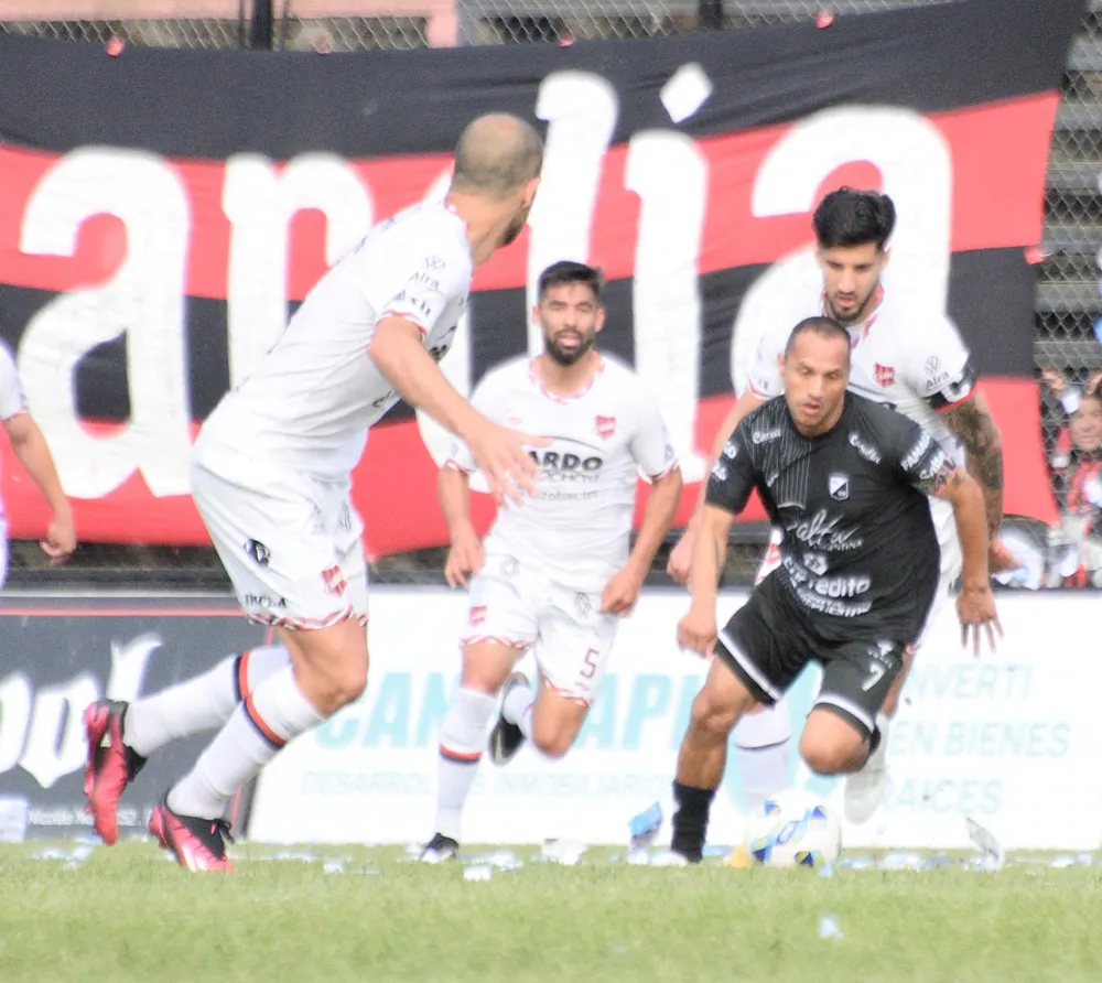 Magno se escapa con la pelota
