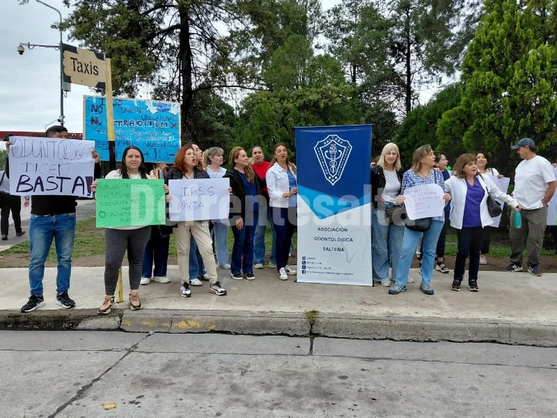 Protesta de odontólogos contra el IPS. 