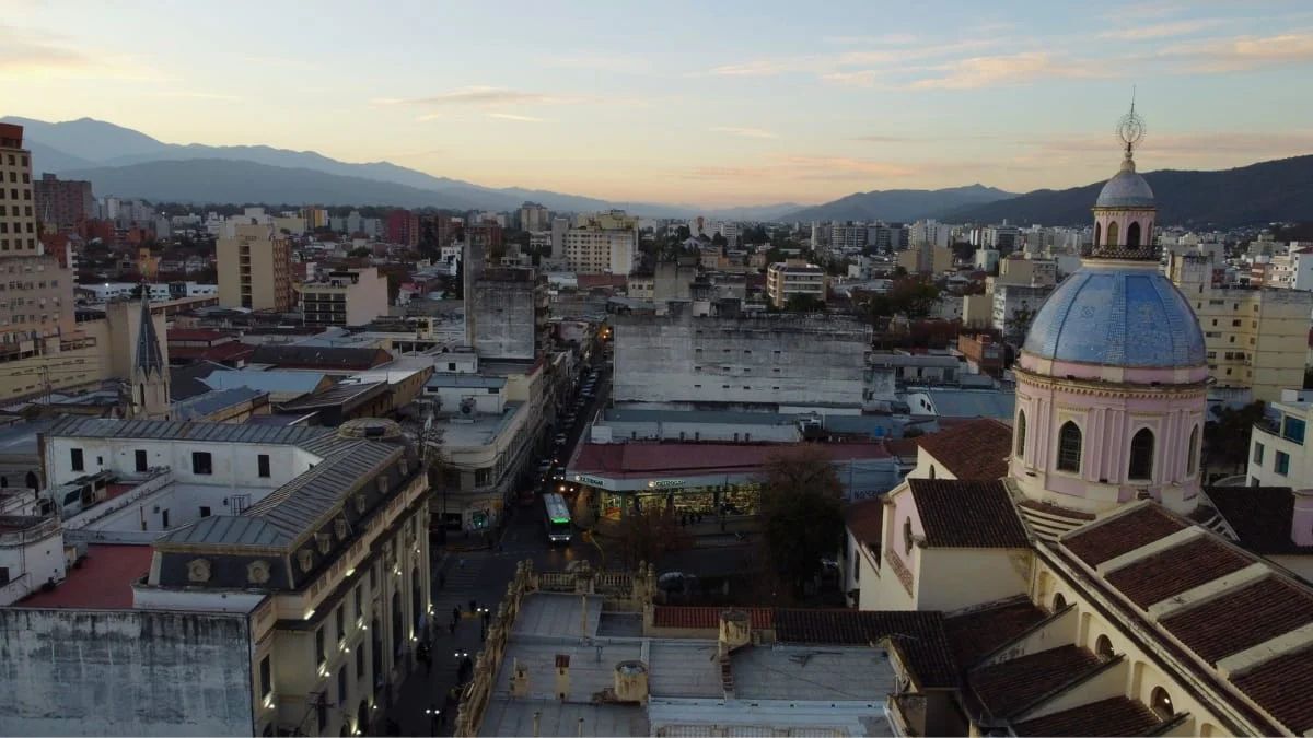 Vista aérea de la cúpula de la Catedral Basílica de Salta para el informe del clima de la Semana Santa.