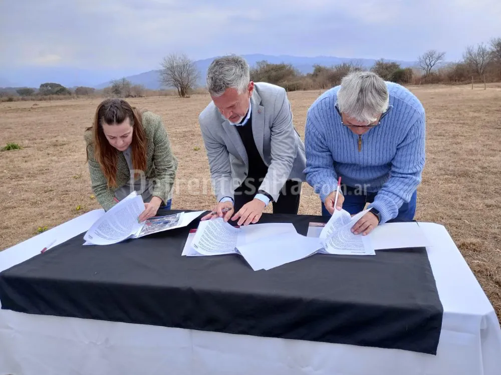 Firma de convenio. Foto: Sol Salas.