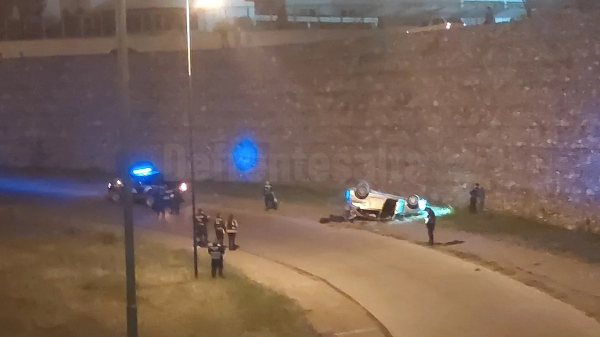 El automóvil permanece destruido tras caer desde un puente en la Ruta 9 cerca de Aunor.