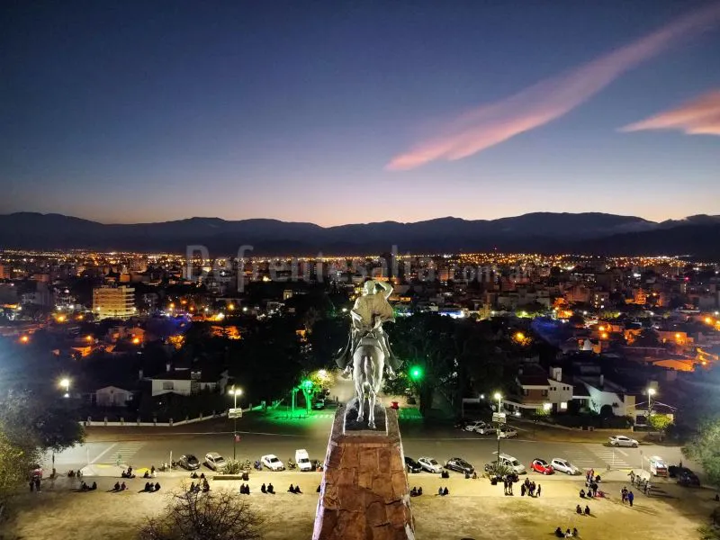 Monumento a Güemes.