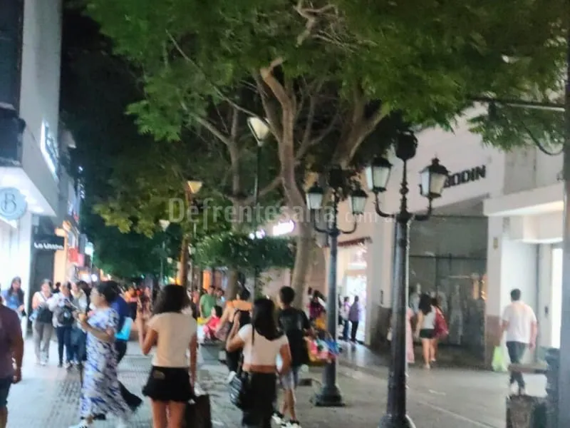 No funciona el alumbrado público en peatonal Alberdi. 