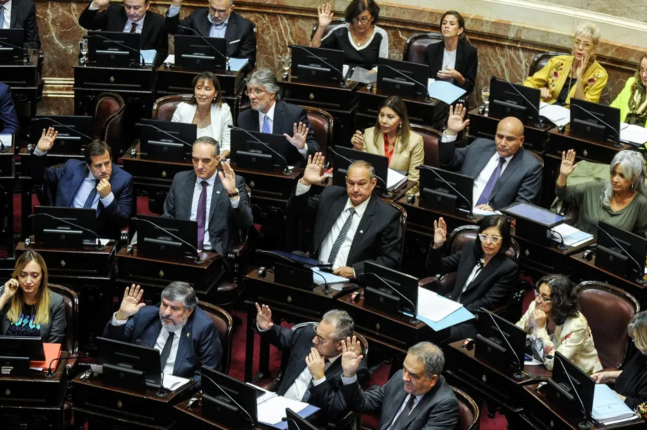 Senadores aprueban el aumento de sus dietas