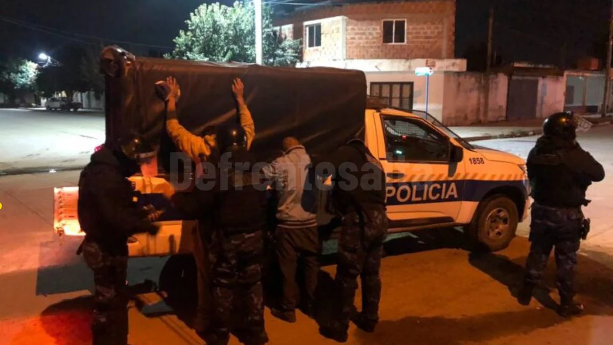 policía detenido noche