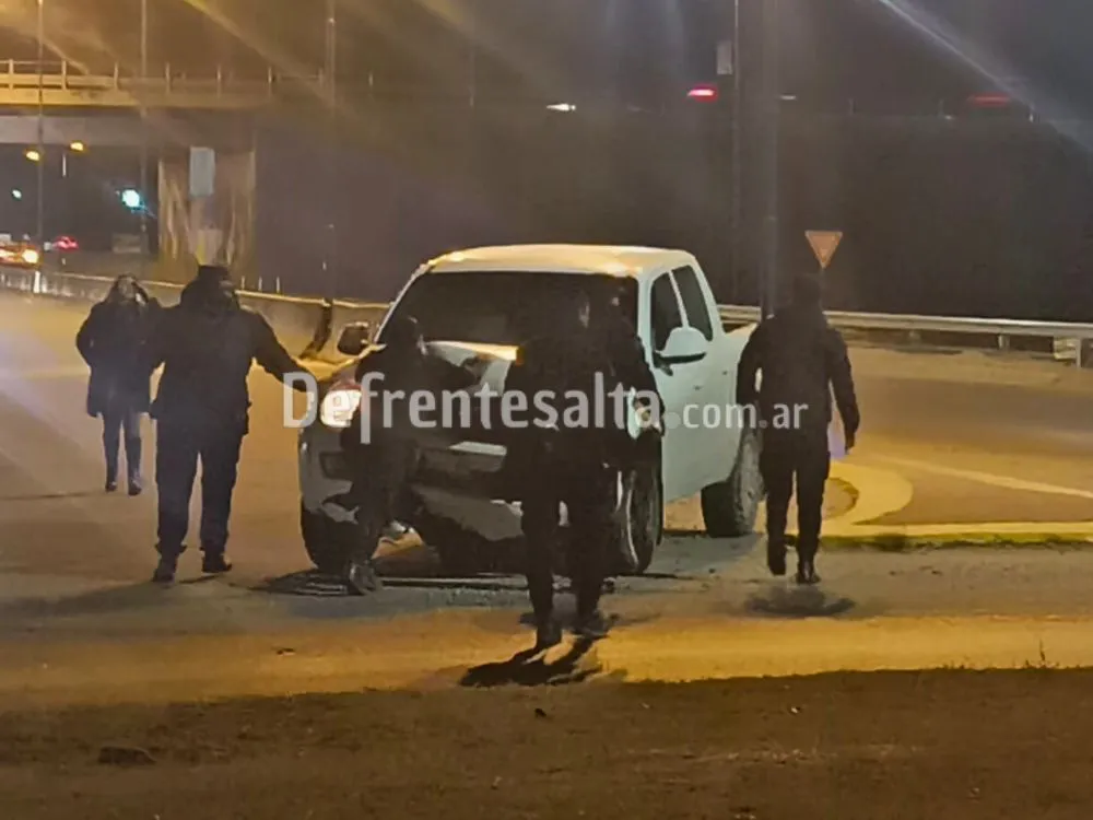 Camioneta chocó contra un poste.