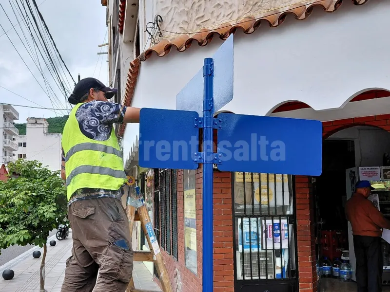 Pintan los nomencladores en el centro de Salta.